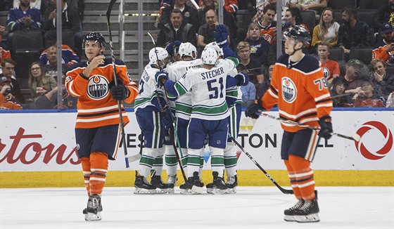 Gólová radost hokejistů Vancouveru v utkání proti Edmontonu.