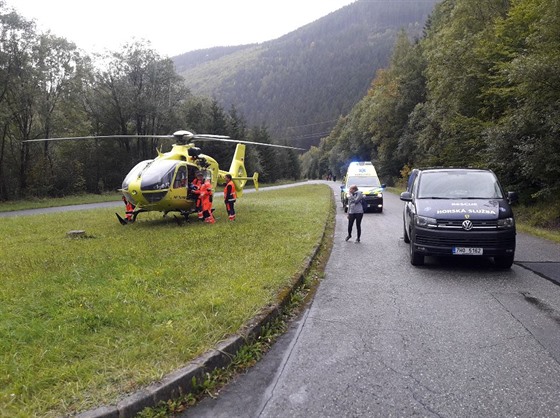 V Jeseníkách se zranili dva turisté, pro oba letl vrtulník záchraná. (28....