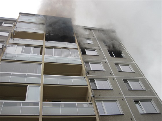 Požár bytu v panelovém domě ve Valašském Meziříčí.