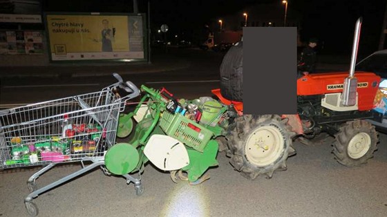Traktor, který řídil dál i přes zákazy, muži policisté odňali.