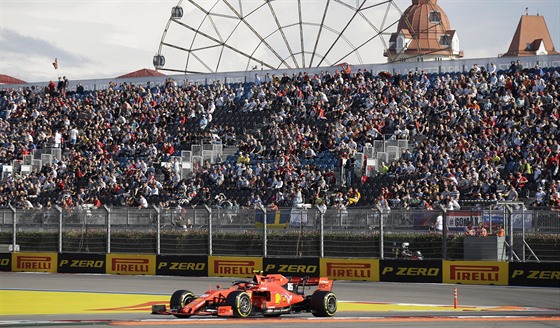 Jezdec Ferrari Charles Leclerc jede kvalifikaci Formule 1 v Rusku.