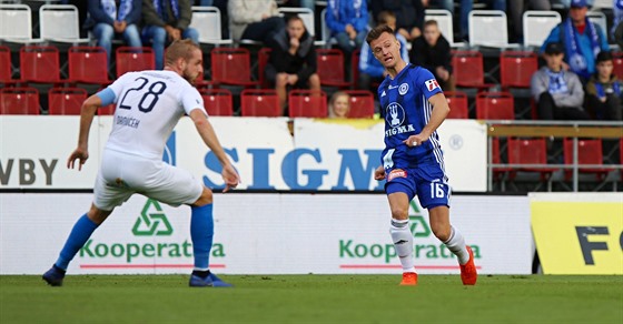 Olomoucký Martin Nepor (uprosted v modrém) pihrává spoluhrám v zápase...