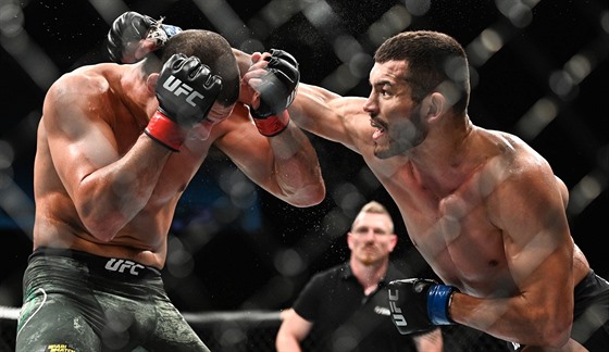 Uzbecký MMA zápasník Machmud Muradov porazil pi premiée v UFC Itala Allesia...