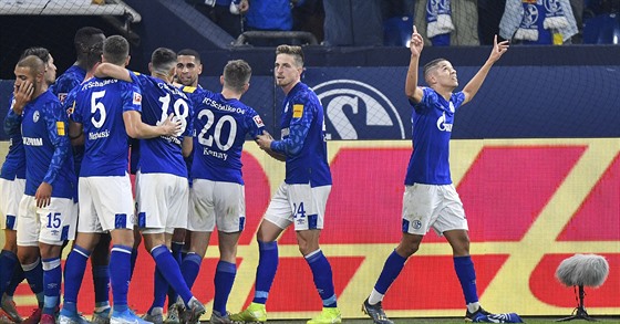 Fotbalisté Schalke se radují z gólu v zápase s Mohuí.