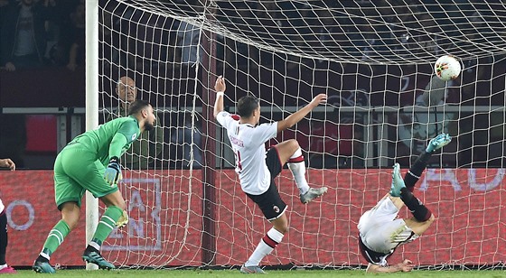 Andrea Belotti (vpravo) z FC Turín stílí gól v zápase s AC Milán.