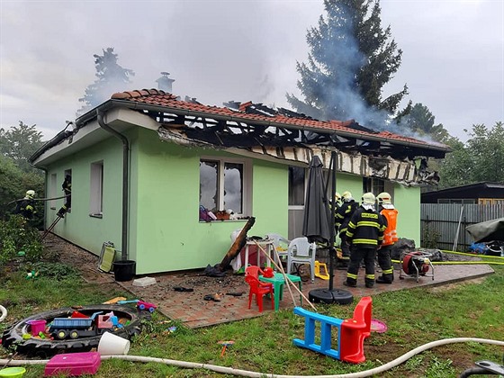 Pi poáru domu v Mici se propadla stecha. Rodina, která v dom spala,...