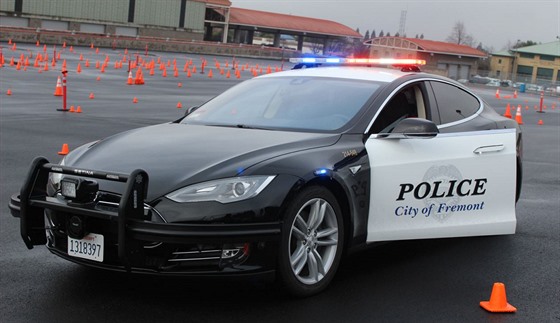 Policejní tesla, která jezdí v americkém mst Fremont ve stát Kalifornie.