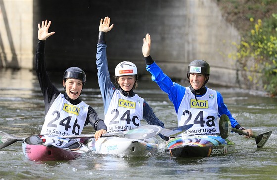 Kajakáky Veronika Vojtová, Amálie Hilgertová a Kateina Kudjová (zleva)...