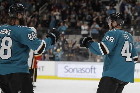 Brent Burns (vlevo) a Tomá Hertl oslavují gól San Jose.