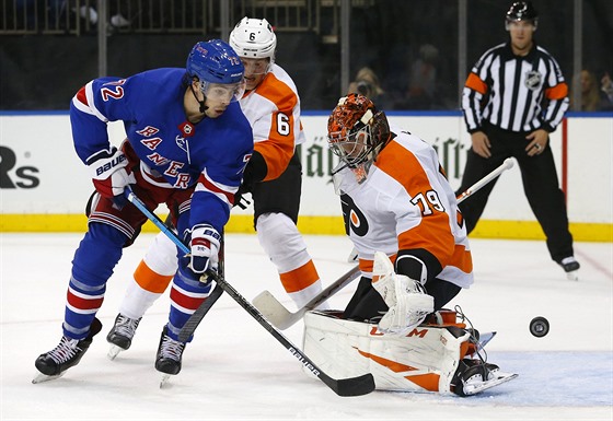 Filip Chytil z NY Rangers ped philadelphským brankáem Carterem Hartem.