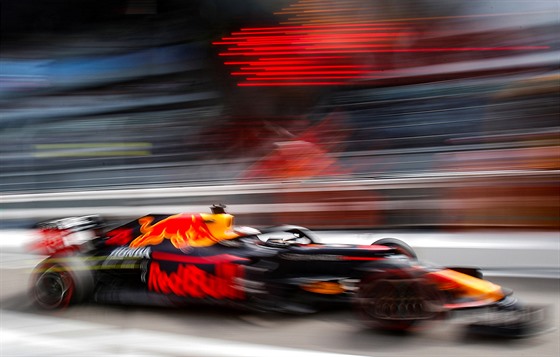 Max Verstappen ze stáje Red Bull bhem tréninku na Velkou cenu Ruska formule 1