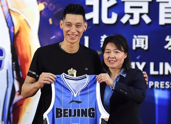 Jeremy Lin pózuje s dresem svého nového klubu Beijing Ducks.