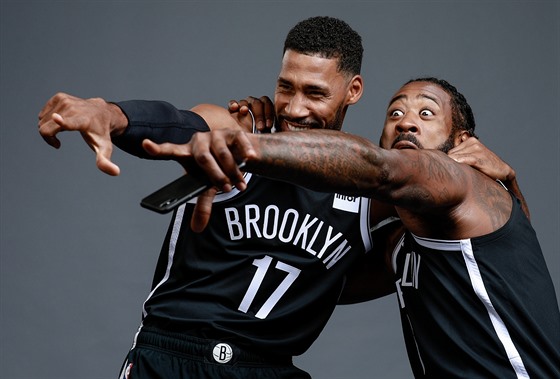 Garrett Temple (17) a DeAndre Jordan (6) lakují pi focení Brooklyn Nets.