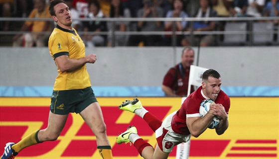 Gareth Davies z Walesu (u míe) bhem duelu s Austrálií.