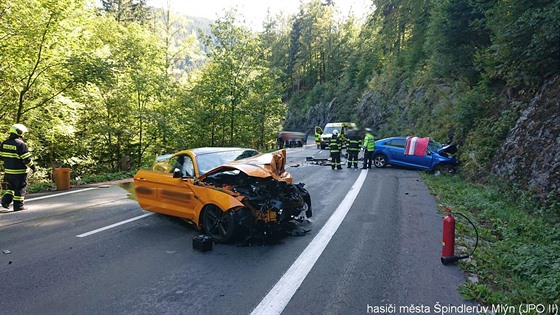 Pi nehod dvou aut u pindlerova Mlýna zemel mu, ena se ván zranila (21....