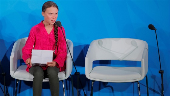 estnáctiletá aktivistka Greta Thunbergová pi svém projevu na klimatickém...