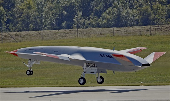 První prototyp tankovacího dronu MQ-25A Stingray