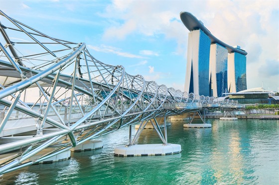Helix Bridge (Singapur). Jeho podoba je inspirována roubovicemi DNA. Most...
