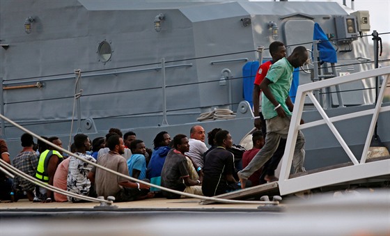 Migranti zachránní ve Stedozemním moi v maltském pístavu v hlavním mst...