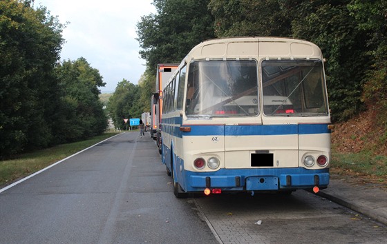 Policie v Nmecku zastavila starý autobus, ve kterém ech vezl starý automobil....