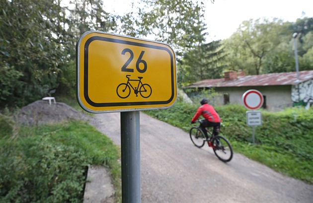 Tady by te cyklisté správn mli zastavit. Znaku, je zakazuje vjezd na ást...