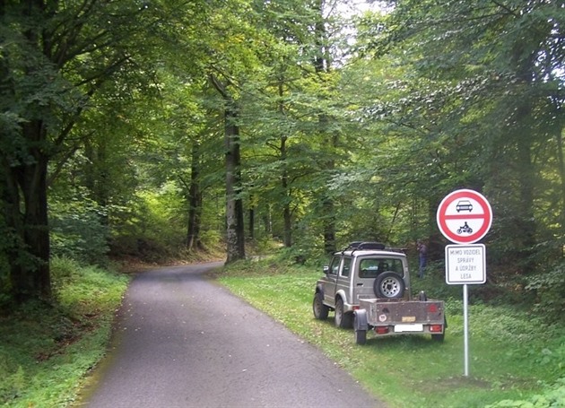 Zákazová znaka cestou k lyaskému areálu Severka v Dolní Lomné.