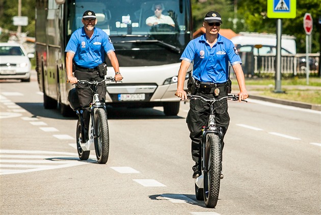 Stráníci v eském Krumlov vyuívají od letoního roku dv elektrokolobky.