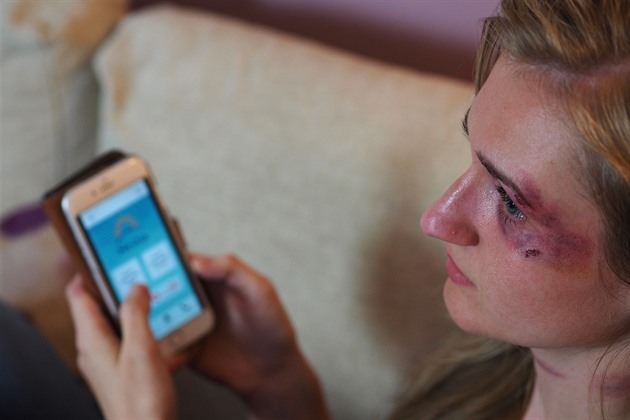 Anonymní aplikace pomáhá obětem domácího násilí. Nově radí, jaká mají práva