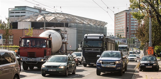 Na ulici v centru Zlína po deštích zůstává voda, oprava zkomplikuje dopravu