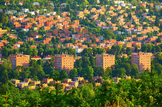 Na fotografiích je zachycená zvlnná Mostní ulice, ady cihlových bytových dom...