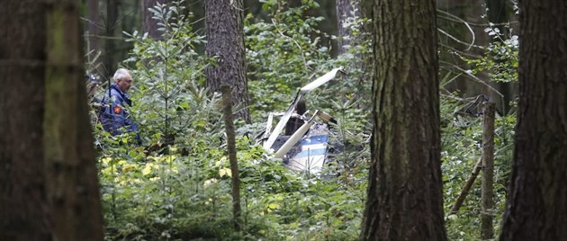 Pátrání po letadle skonilo. Policisté jeho trosky nali v lese u obce...