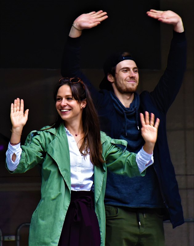 O víkendu vrcholí Mezinárodní televizní festival Zlatá Praha, v rámci kterého probhlo na námstí Václava Havla setkání s úastníky tanení soute StarDance. Akce nabídla ukázky tanc, do kterých se mohlo zapojit i publikum, sambu v podání Veroniky Lálov