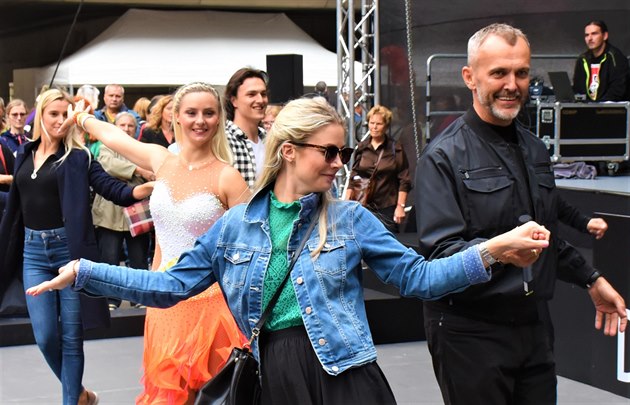 O víkendu vrcholí Mezinárodní televizní festival Zlatá Praha, v rámci kterého probhlo na námstí Václava Havla setkání s úastníky tanení soute StarDance. Akce nabídla ukázky tanc, do kterých se mohlo zapojit i publikum, sambu v podání Veroniky Lálov