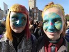 Dívky s modrou planetou namalovanou na obličeji při stávce za ochranu klimatu....