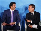 Francouzský prezident Emmanuel Macron (vpravo) mluví s katarským emírem Sheikh...