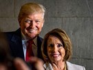 Nancy Pelosiová s Donaldem Trumpem na jeho inauguraci 20. ledna 2017