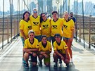 Fotbalový tým Yellow Ladies sloený ze zamstnanky eské poty reprezentoval...