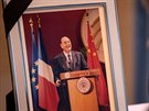 Lidé zápisem do kondolenní knihy vyjadují na francouzské ambasád v Pekingu...