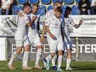 Fotbalisté Slovácka se radují z gólu v utkání s Teplicemi.