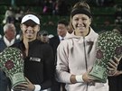 Karolína Muchová (vpravo) pózuje s trofejí pro vítzku turnaje v Soulu, vlevo...