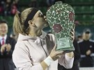 Karolína Muchová líbá trofej pro vítzku turnaje v Soulu.
