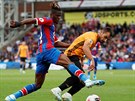 Wilfried Zaha z Crystal Palace (vlevo) a Jonny z Wolverhamptonu bojují o mí.