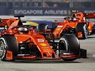 Sebastian Vettel z týmu Ferrari (v popedí) vítzí ve Velké cen Singapuru ped...