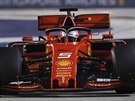 Sebastian Vettel z Ferrari a trati Velké ceny Singapuru