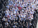 Fanouci fotbalové Slavie míí ped derby v doprovodu policist na stadion...