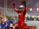 Sebastian Vettel z Ferrari se raduje z vítzství ve Velké cen Singapuru.