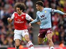 Matteo Guendouzi z Arsenalu (vlevo) si kryje mí ped  Jackem Grealishem z...