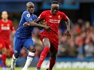 N'Golo Kanté z Chelsea (vlevo) napadá Sadia Maného z Liverpoolu.