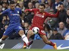 Emerson Palmieri z Chelsea (vlevo) a Trent Alexander-Arnold z Liverpoolu bojují...