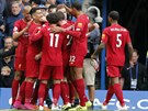 Fotbalisté Liverpoolu se radují z gólu v utkání s Chelsea.